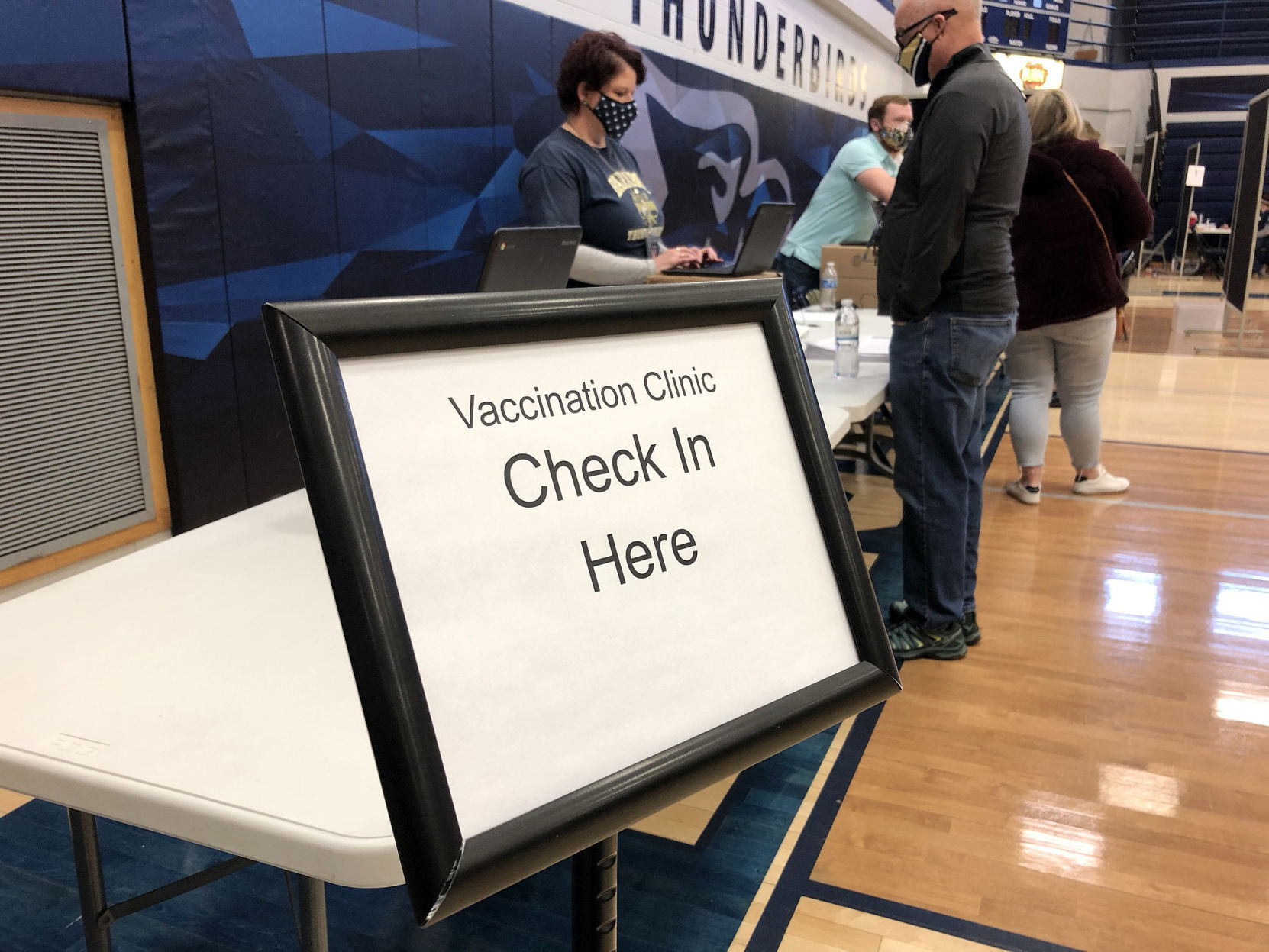 Baraboo High School hosts mass vaccination clinic